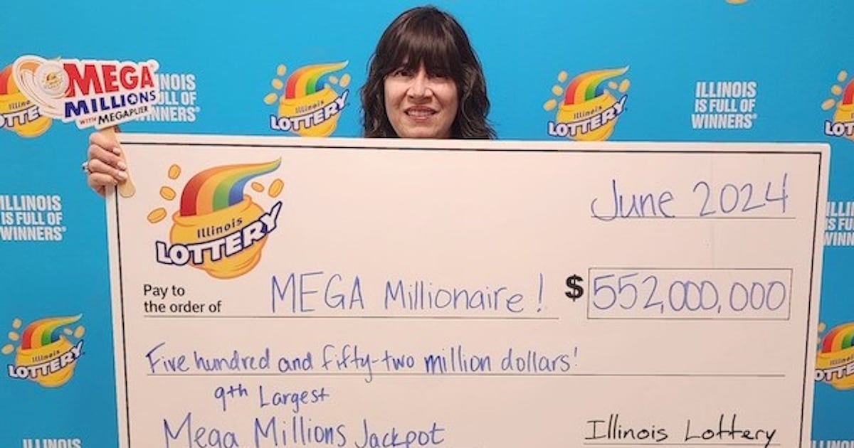 Derek Thompson com cheque premiado